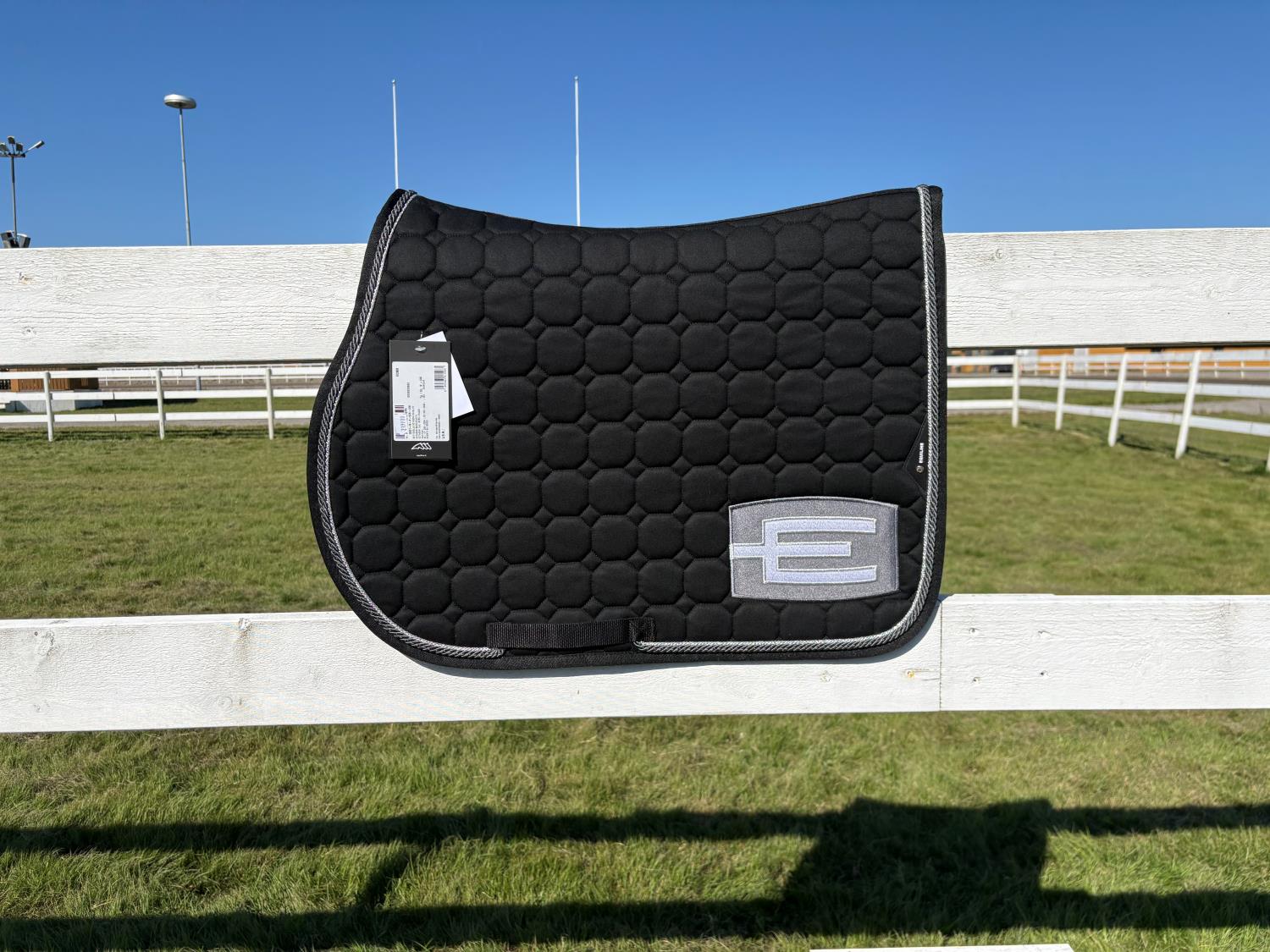 By Equality Line E-logo sjabrakk nero7black